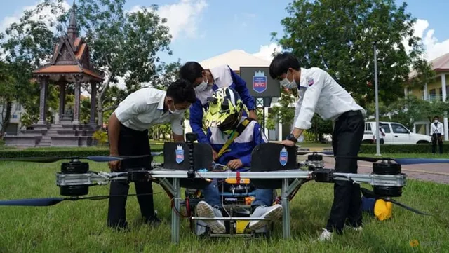 Sinh viên Campuchia chế tạo taxi bay không người lái - Ảnh 2.