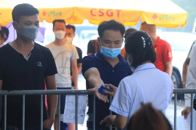 Người xe xếp hàng dài ở cửa ngõ Hà Nội sau khi nới lỏng giãn cách - Ảnh 11. Người xe xếp hàng dài ở cửa ngõ Hà Nội sau khi nới lỏng giãn cách - Ảnh 11.