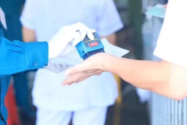 Người xe xếp hàng dài ở cửa ngõ Hà Nội sau khi nới lỏng giãn cách - Ảnh 8. Người xe xếp hàng dài ở cửa ngõ Hà Nội sau khi nới lỏng giãn cách - Ảnh 8.