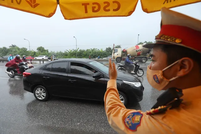 Người xe xếp hàng dài ở cửa ngõ Hà Nội sau khi nới lỏng giãn cách - Ảnh 5. Người xe xếp hàng dài ở cửa ngõ Hà Nội sau khi nới lỏng giãn cách - Ảnh 5.