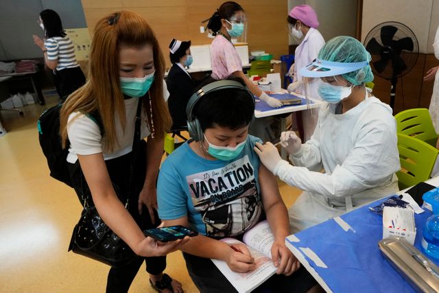 Thái Lan: Trẻ bị tác dụng phụ do tiêm vaccine COVID-19 sẽ được bồi thường - Ảnh 1.