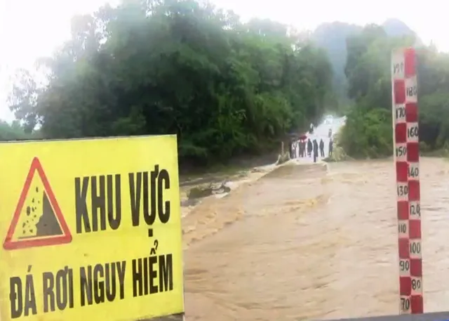 Mưa lớn do hoàn lưu bão số 6 gây nhiều thiệt hại ở Hà Tĩnh, Nghệ An - Ảnh 1.