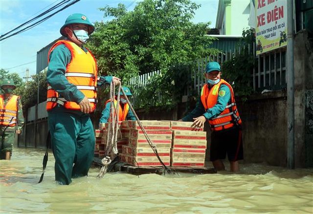 Bộ đội giúp dân dọn dẹp nhà cửa, tiếp tế nhu yếu phẩm sau mưa lũ - Ảnh 6.