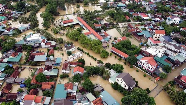 Bộ đội giúp dân dọn dẹp nhà cửa, tiếp tế nhu yếu phẩm sau mưa lũ - Ảnh 1.