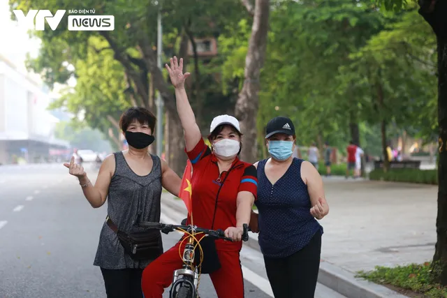 Hơn 2 tháng bó gối, người dân Hà Nội phấn khởi ra đường tập thể dục trở lại - Ảnh 2. Hơn 2 tháng bó gối, người dân Hà Nội phấn khởi ra đường tập thể dục trở lại - Ảnh 2.