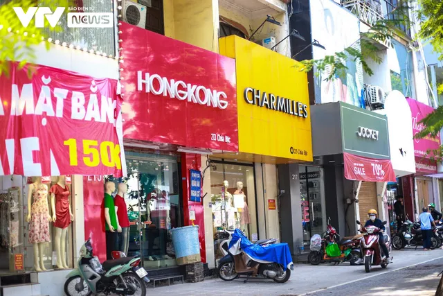 Thủ phủ thời trang bình dân ở Hà Nội hào hứng trong ngày đầu mở cửa lại - Ảnh 1. Thủ phủ thời trang bình dân ở Hà Nội hào hứng trong ngày đầu mở cửa lại - Ảnh 1.