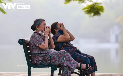 Hơn 2 tháng bó gối, người dân Hà Nội phấn khởi ra đường tập thể dục trở lại - Ảnh 12. Hơn 2 tháng bó gối, người dân Hà Nội phấn khởi ra đường tập thể dục trở lại - Ảnh 12.