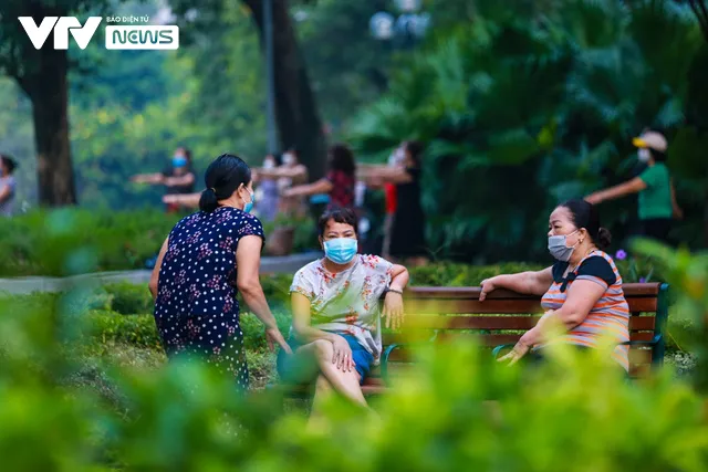 Hơn 2 tháng bó gối, người dân Hà Nội phấn khởi ra đường tập thể dục trở lại - Ảnh 13. Hơn 2 tháng bó gối, người dân Hà Nội phấn khởi ra đường tập thể dục trở lại - Ảnh 13.