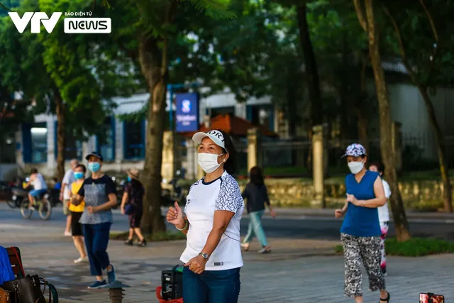 Hơn 2 tháng bó gối, người dân Hà Nội phấn khởi ra đường tập thể dục trở lại - Ảnh 3. Hơn 2 tháng bó gối, người dân Hà Nội phấn khởi ra đường tập thể dục trở lại - Ảnh 3.