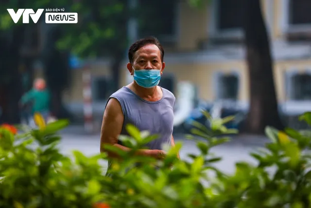 Hơn 2 tháng bó gối, người dân Hà Nội phấn khởi ra đường tập thể dục trở lại - Ảnh 4. Hơn 2 tháng bó gối, người dân Hà Nội phấn khởi ra đường tập thể dục trở lại - Ảnh 4.