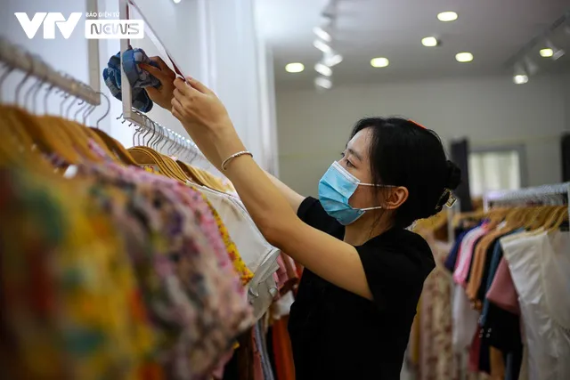 Thủ phủ thời trang bình dân ở Hà Nội hào hứng trong ngày đầu mở cửa lại - Ảnh 4. Thủ phủ thời trang bình dân ở Hà Nội hào hứng trong ngày đầu mở cửa lại - Ảnh 4.