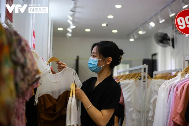 Thủ phủ thời trang bình dân ở Hà Nội hào hứng trong ngày đầu mở cửa lại - Ảnh 5. Thủ phủ thời trang bình dân ở Hà Nội hào hứng trong ngày đầu mở cửa lại - Ảnh 5.