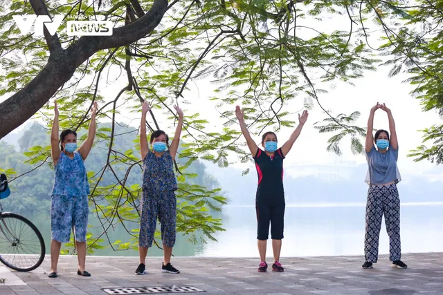 Hơn 2 tháng bó gối, người dân Hà Nội phấn khởi ra đường tập thể dục trở lại - Ảnh 6. Hơn 2 tháng bó gối, người dân Hà Nội phấn khởi ra đường tập thể dục trở lại - Ảnh 6.