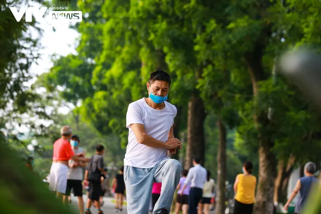 Hơn 2 tháng bó gối, người dân Hà Nội phấn khởi ra đường tập thể dục trở lại - Ảnh 7. Hơn 2 tháng bó gối, người dân Hà Nội phấn khởi ra đường tập thể dục trở lại - Ảnh 7.