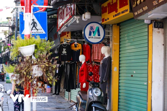 Thủ phủ thời trang bình dân ở Hà Nội hào hứng trong ngày đầu mở cửa lại - Ảnh 10. Thủ phủ thời trang bình dân ở Hà Nội hào hứng trong ngày đầu mở cửa lại - Ảnh 10.