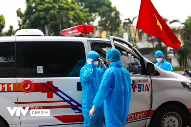 Theo chân những dũng sĩ tình nguyện 911 Mộ Lao chuyên chở F0 - Ảnh 2. Theo chân những dũng sĩ tình nguyện 911 Mộ Lao chuyên chở F0 - Ảnh 2.