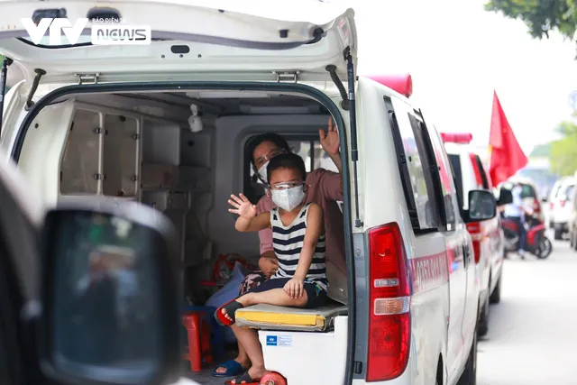 Theo chân những dũng sĩ tình nguyện 911 Mộ Lao chuyên chở F0 - Ảnh 17. Theo chân những dũng sĩ tình nguyện 911 Mộ Lao chuyên chở F0 - Ảnh 17.