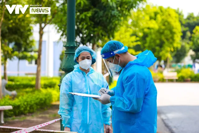 Theo chân những dũng sĩ tình nguyện 911 Mộ Lao chuyên chở F0 - Ảnh 8. Theo chân những dũng sĩ tình nguyện 911 Mộ Lao chuyên chở F0 - Ảnh 8.