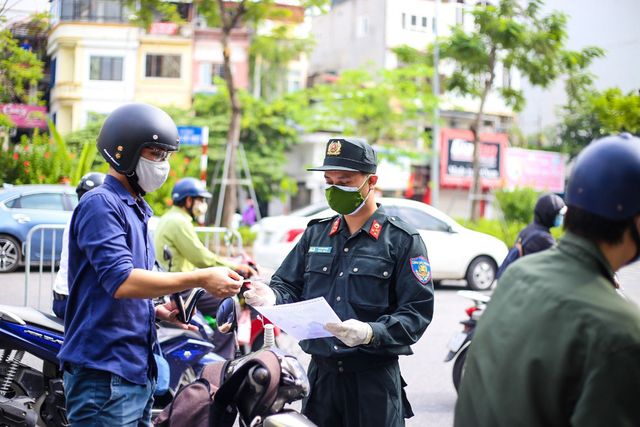 Hà Nội: Đâm ô tô đổ rào chắn 2 chốt kiểm soát COVID-19 liên tiếp, cuốn 1 xe máy vào gầm xe - Ảnh 1.