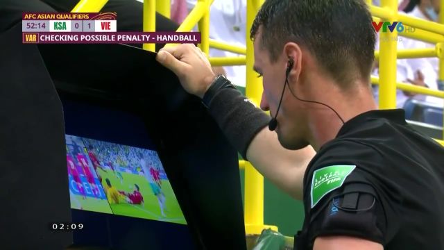 Trọng tài có sai lầm khi phạt penalty ĐT Việt Nam và thẻ đỏ cho Duy Mạnh? - Ảnh 3.