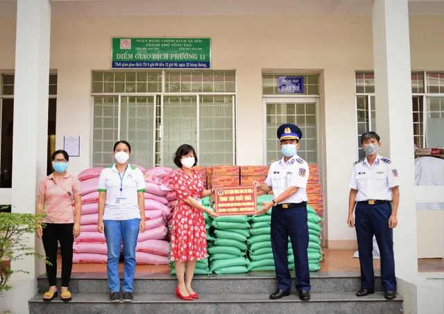 BTL Vùng Cảnh sát biển 3 chung tay với hoàn cảnh khó khăn trong mùa dịch bệnh COVID-19 - Ảnh 1.