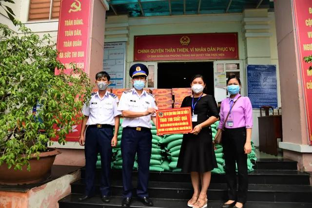 BTL Vùng Cảnh sát biển 3 chung tay với hoàn cảnh khó khăn trong mùa dịch bệnh COVID-19 - Ảnh 2.