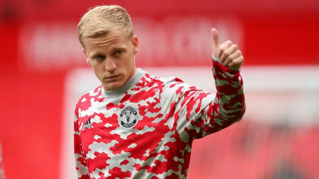 Ronaldo tới Man Utd là tin xấu với Van de Beek - Ảnh 1.