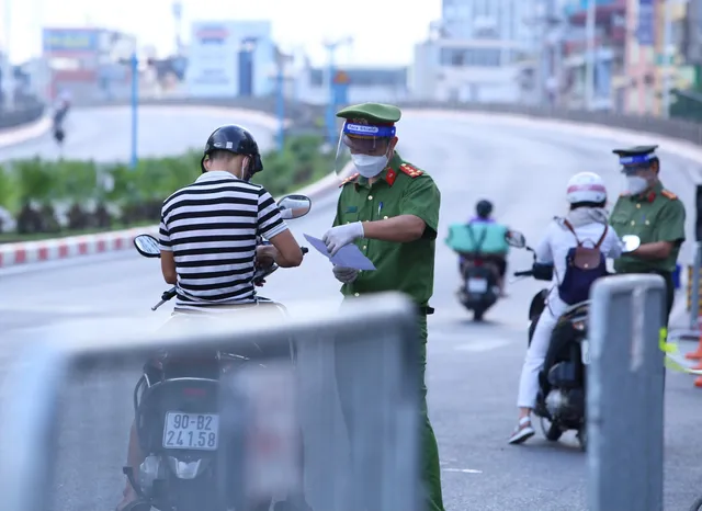 Từ hôm nay (8/9), Hà Nội kiểm soát chặt người ra vào Vùng 1, được sử dụng giấy đi đường cũ - Ảnh 6.