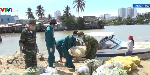 Dùng ca nô vận chuyển lương thực cho người dân trên cồn - Ảnh 1. Dùng ca nô vận chuyển lương thực cho người dân trên cồn - Ảnh 1.