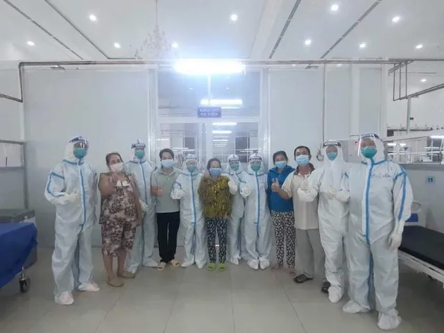 31 bệnh nhân COVID-19 nặng được xuất viện - Ảnh 2. 31 bệnh nhân COVID-19 nặng được xuất viện - Ảnh 2.