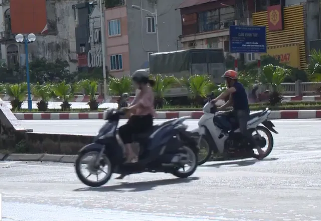 Hà Nội: Người dân đi ngược chiều lên cầu Vĩnh Tuy né chốt kiểm soát vùng đỏ - Ảnh 2. Hà Nội: Người dân đi ngược chiều lên cầu Vĩnh Tuy né chốt kiểm soát vùng đỏ - Ảnh 2.