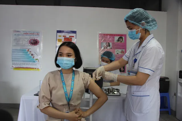 Đẩy nhanh tiêm vaccine mũi 2, doanh nghiệp kỳ vọng sản xuất hồi phục - Ảnh 1. Đẩy nhanh tiêm vaccine mũi 2, doanh nghiệp kỳ vọng sản xuất hồi phục - Ảnh 1.