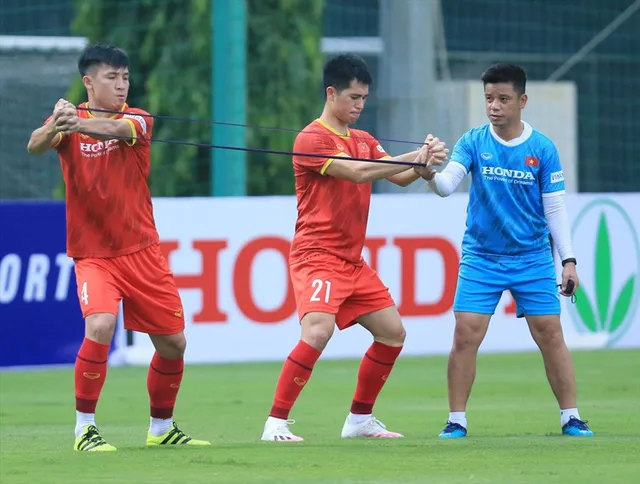 Thành Chung chấn thương, HLV Park Hang-seo lại đau đầu với hàng thủ - Ảnh 2. Thành Chung chấn thương, HLV Park Hang-seo lại đau đầu với hàng thủ - Ảnh 2.
