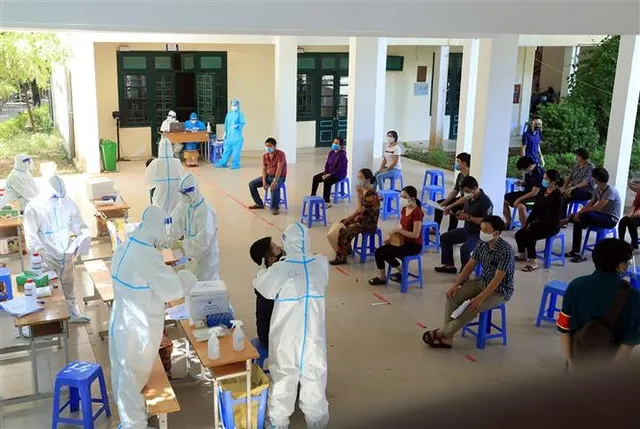 Hơn 1.000 nhân viên y tế Bắc Giang, Bắc Ninh hỗ trợ Hà Nội xét nghiệm, tiêm vaccine - Ảnh 2.