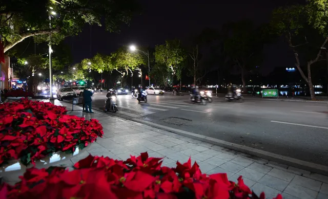 Người dân cả nước đón năm mới 2022 - Ảnh 1. Người dân cả nước đón năm mới 2022 - Ảnh 1.
