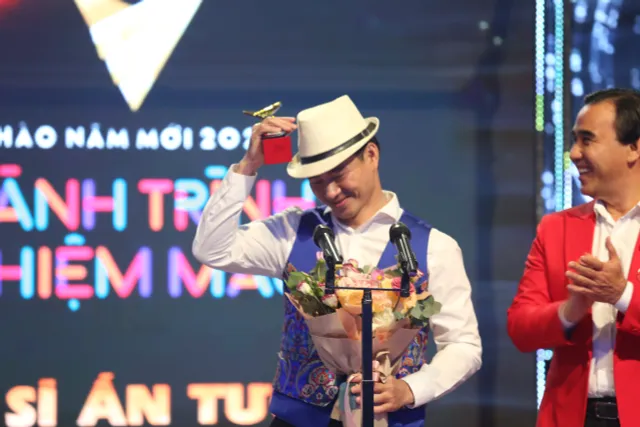 NSƯT Xuân Bắc bất ngờ khi giành giải Nghệ sĩ ấn tượng tại VTV Awards 2021 - Ảnh 2.