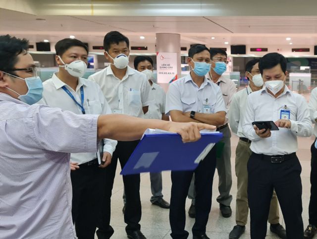 TP. Hồ Chí Minh lấy mẫu xét nghiệm tại sân bay Tân Sơn Nhất đối với hành khách nhập cảnh trong ngày đầu tiên năm 2022 - Ảnh 1.