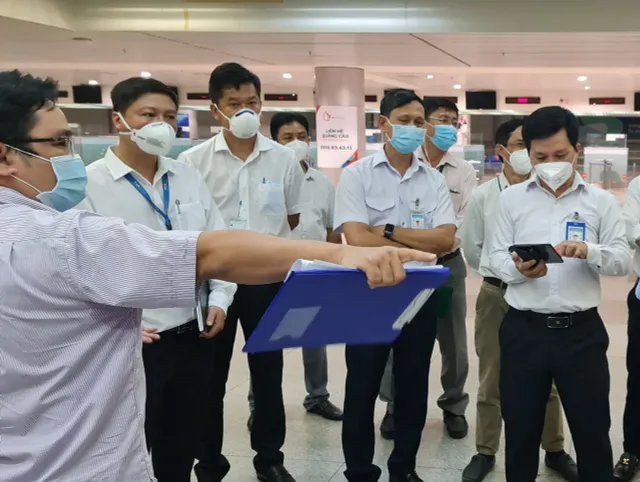 TP. Hồ Chí Minh lấy mẫu xét nghiệm tại sân bay Tân Sơn Nhất đối với hành khách nhập cảnh trong ngày đầu tiên năm 2022 - Ảnh 1. TP. Hồ Chí Minh lấy mẫu xét nghiệm tại sân bay Tân Sơn Nhất đối với hành khách nhập cảnh trong ngày đầu tiên năm 2022 - Ảnh 1.
