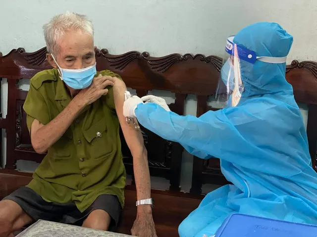 Việt Nam về đích sớm tiêm vaccine COVID-19, chạm mốc 150 triệu liều vào cuối năm 2021 - Ảnh 4. Việt Nam về đích sớm tiêm vaccine COVID-19, chạm mốc 150 triệu liều vào cuối năm 2021 - Ảnh 4.