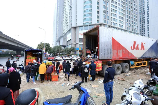 Ùn tắc cửa khẩu, mít, sầu riêng... đổ bộ đường phố Hà Nội - Ảnh 1. Ùn tắc cửa khẩu, mít, sầu riêng... đổ bộ đường phố Hà Nội - Ảnh 1.