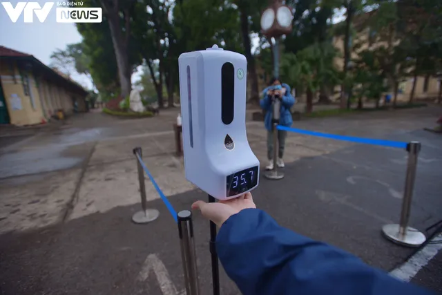 Hà Nội: Ngày đầu học sinh khối 12 trở lại trường, có lớp vắng chỉ còn một nửa - Ảnh 1. Hà Nội: Ngày đầu học sinh khối 12 trở lại trường, có lớp vắng chỉ còn một nửa - Ảnh 1.