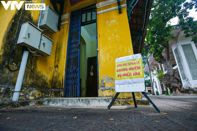 Hà Nội: Ngày đầu học sinh khối 12 trở lại trường, có lớp vắng chỉ còn một nửa - Ảnh 10. Hà Nội: Ngày đầu học sinh khối 12 trở lại trường, có lớp vắng chỉ còn một nửa - Ảnh 10.