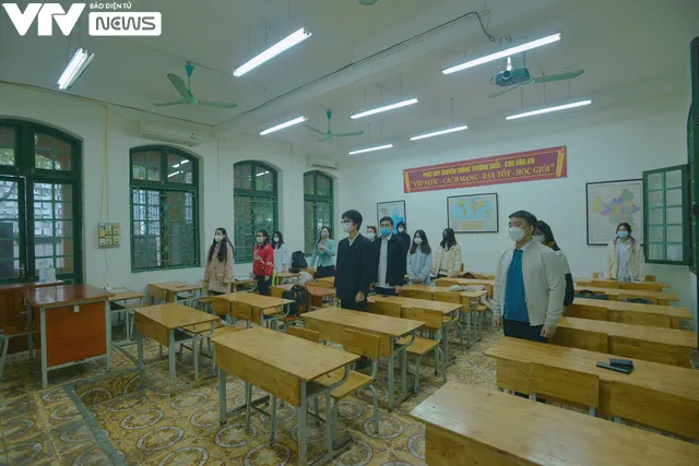 Hà Nội: Ngày đầu học sinh khối 12 trở lại trường, có lớp vắng chỉ còn một nửa - Ảnh 2. Hà Nội: Ngày đầu học sinh khối 12 trở lại trường, có lớp vắng chỉ còn một nửa - Ảnh 2.