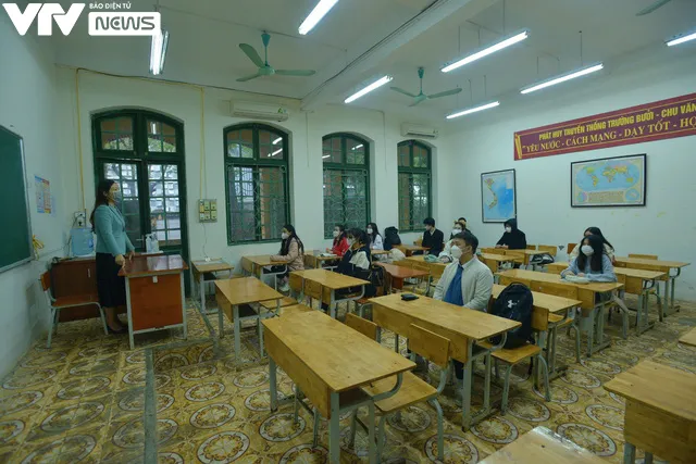 Hà Nội: Ngày đầu học sinh khối 12 trở lại trường, có lớp vắng chỉ còn một nửa - Ảnh 3. Hà Nội: Ngày đầu học sinh khối 12 trở lại trường, có lớp vắng chỉ còn một nửa - Ảnh 3.