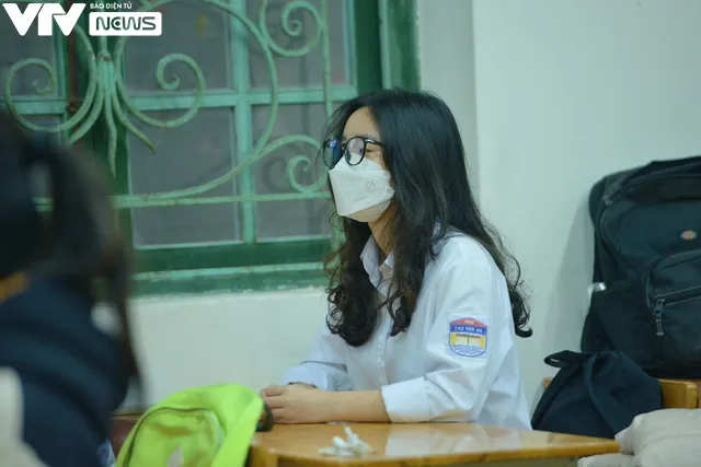 Hà Nội: Ngày đầu học sinh khối 12 trở lại trường, có lớp vắng chỉ còn một nửa - Ảnh 4. Hà Nội: Ngày đầu học sinh khối 12 trở lại trường, có lớp vắng chỉ còn một nửa - Ảnh 4.