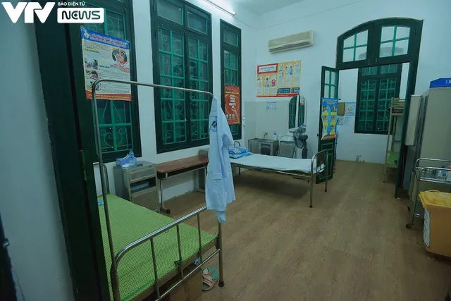 Hà Nội: Ngày đầu học sinh khối 12 trở lại trường, có lớp vắng chỉ còn một nửa - Ảnh 8. Hà Nội: Ngày đầu học sinh khối 12 trở lại trường, có lớp vắng chỉ còn một nửa - Ảnh 8.