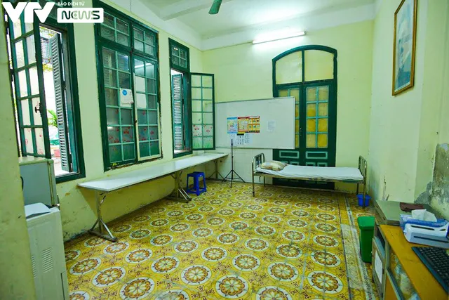 Hà Nội: Ngày đầu học sinh khối 12 trở lại trường, có lớp vắng chỉ còn một nửa - Ảnh 9. Hà Nội: Ngày đầu học sinh khối 12 trở lại trường, có lớp vắng chỉ còn một nửa - Ảnh 9.