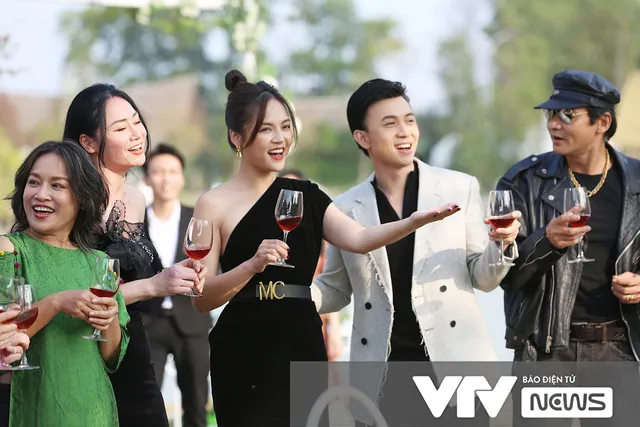 Gặp gỡ diễn viên truyền hình 2022: Shark Long Mạnh Trường và Nam giò Phương Oanh cực đẹp đôi - Ảnh 17. Gặp gỡ diễn viên truyền hình 2022: Shark Long Mạnh Trường và Nam giò Phương Oanh cực đẹp đôi - Ảnh 17.