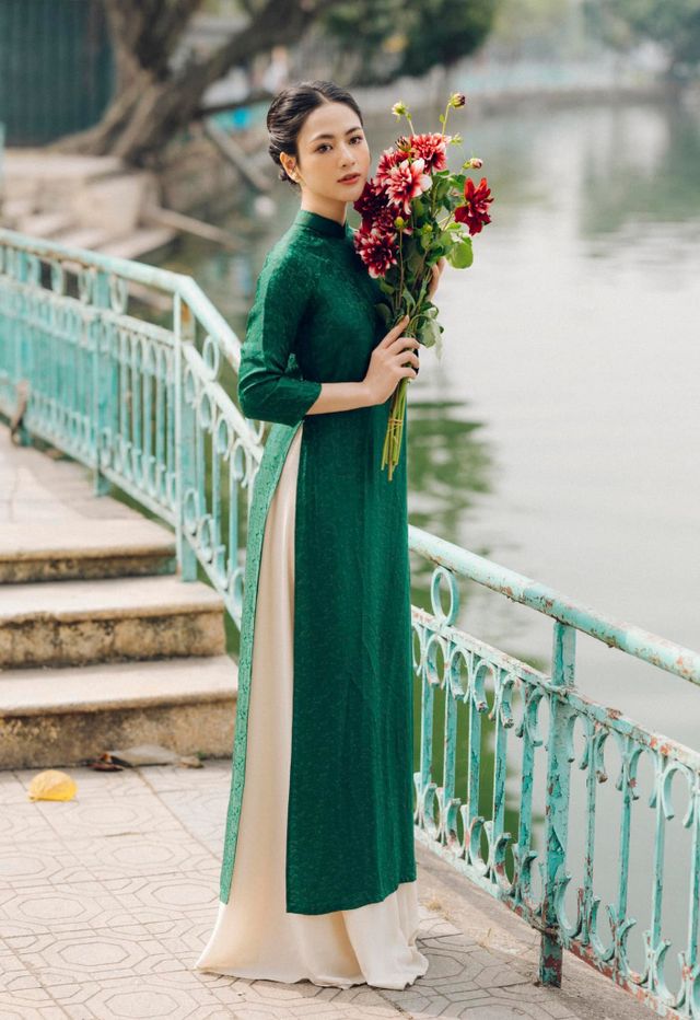 Việt Hoa khoe vẻ đẹp đằm thắm khi diện áo dài xưa - Ảnh 8.