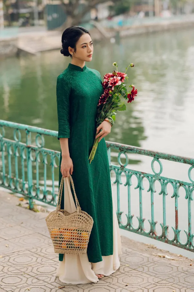 Việt Hoa khoe vẻ đẹp đằm thắm khi diện áo dài xưa - Ảnh 5.